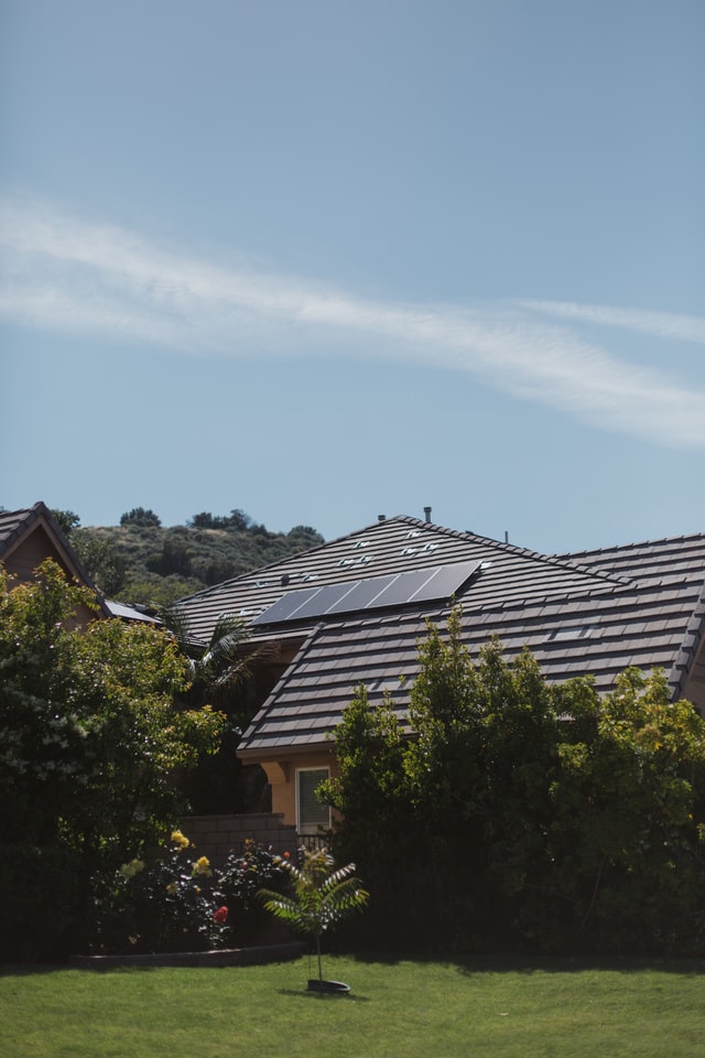 Zonnepanelen op dak van een huis