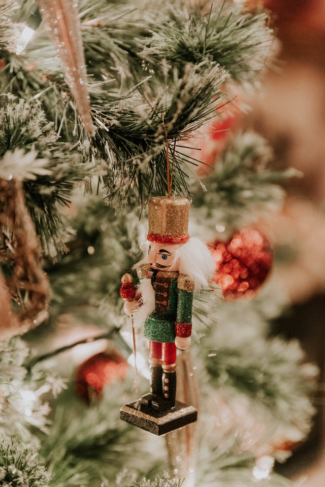 notenkraker ornament in kerstboom