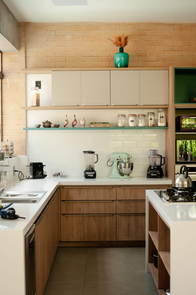 Tijdloze keuken met wit en hout